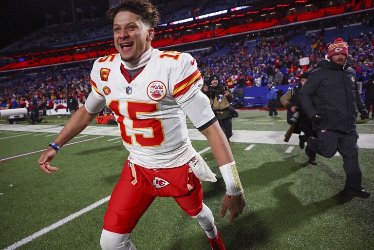 Patrick Mahomes logra la primera victoria como visitante en los playoffs de su carrera